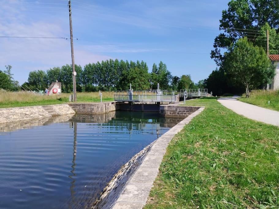 Gite Le Vieux Moulin Sansais Exteriör bild